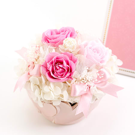 甘いスイーツをイメージしたプリザーブドフラワー「ミルキーローゼ」