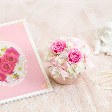 甘いスイーツをイメージしたプリザーブドフラワー「ミルキーローゼ」