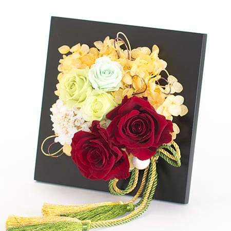 深いワインカラーのローズが印象的なアレンジです。