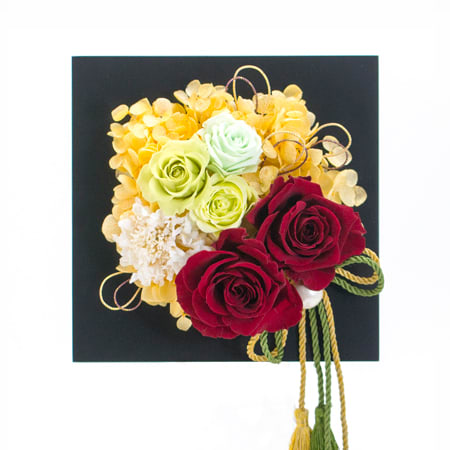 深いワインカラーのローズが印象的なアレンジです。