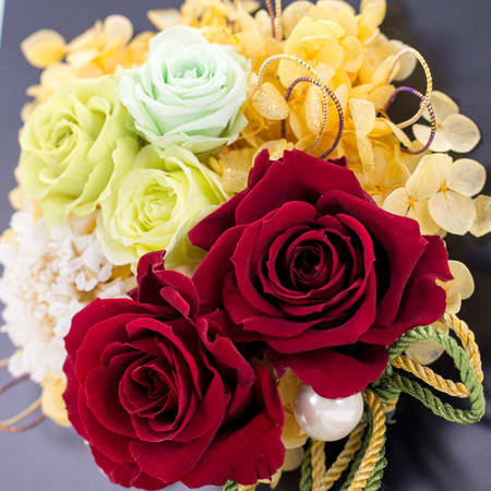 深いワインカラーのローズが印象的なアレンジです。