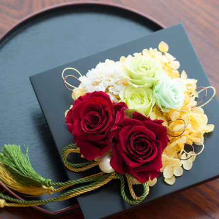 深いワインカラーのローズが印象的なアレンジです。