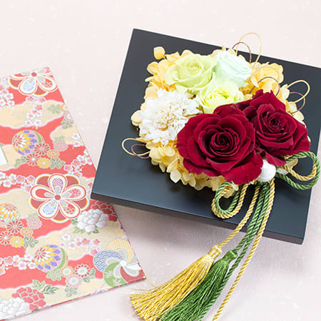 深いワインカラーのローズが印象的なアレンジです。