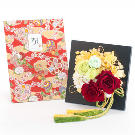 深いワインカラーのローズが印象的なアレンジです。