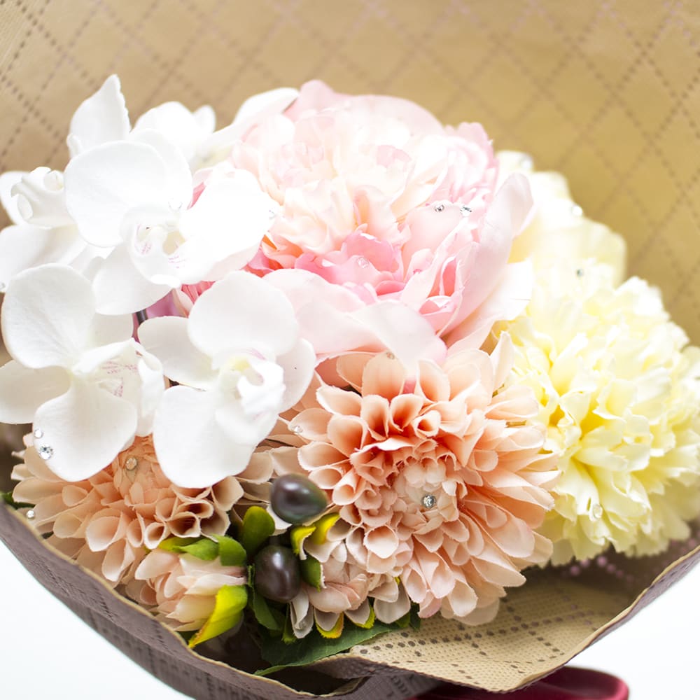 胡蝶蘭、芍薬、ダリアなど女性の好きな花をブーケに