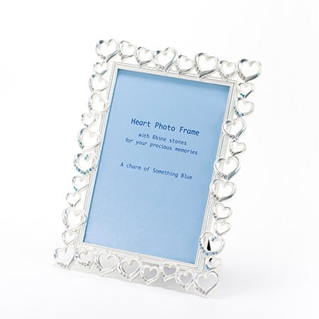 たくさんのハートで縁取られたフォトフレームです