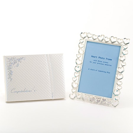 たくさんのハートで縁取られたフォトフレームです