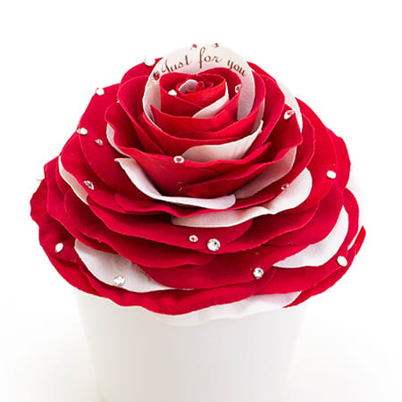 花びらを1枚1枚丁寧に重ねて作る大輪のバラ