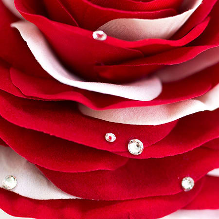 花びらを1枚1枚丁寧に重ねて作る大輪のバラ