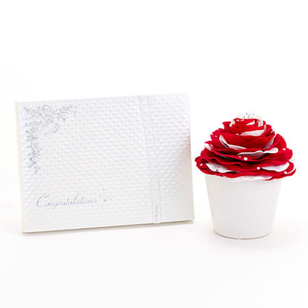 花びらを1枚1枚丁寧に重ねて作る大輪のバラ