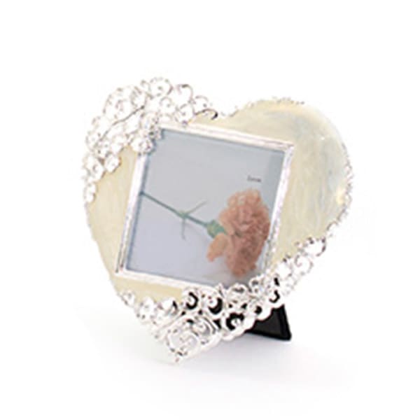 装飾が美しいフォトフレームです