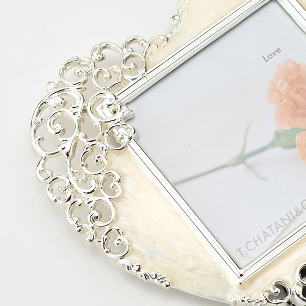 装飾が美しいフォトフレームです