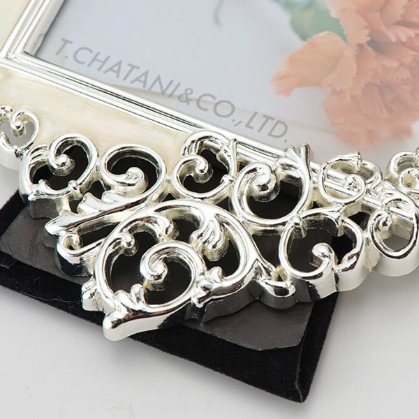 装飾が美しいフォトフレームです