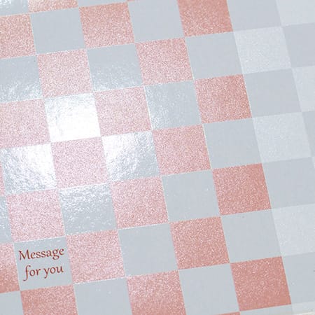 質感の違う光沢で市松模様を表現