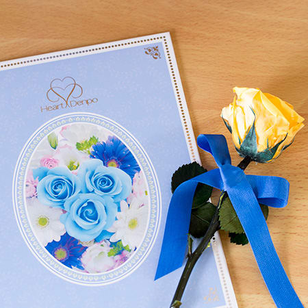 中央にブルーのバラを配したデザイン