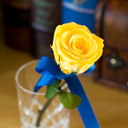 中央にブルーのバラを配したデザイン