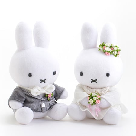 光沢のあるグレーの衣装が似合っています