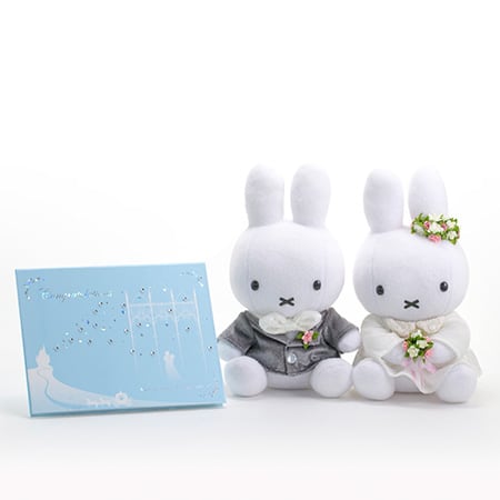 光沢のあるグレーの衣装が似合っています