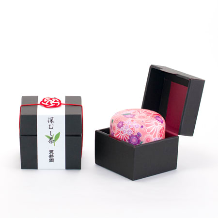 華やかな花柄のお茶缶に入っています。