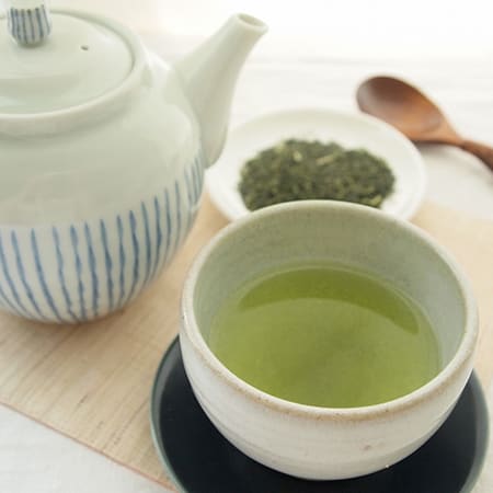 華やかな花柄のお茶缶に入っています。