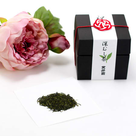 華やかな花柄のお茶缶に入っています。