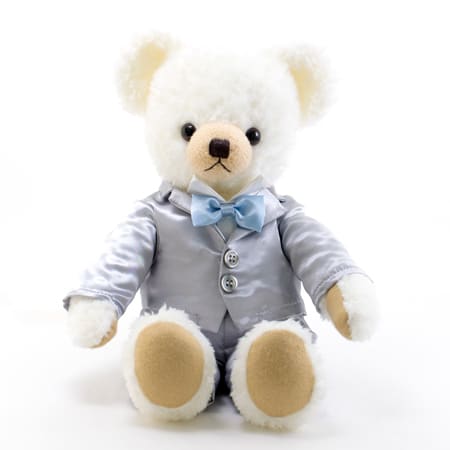 グレーの燕尾服にブルーのタイがさわやか