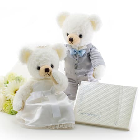 グレーの燕尾服にブルーのタイがさわやか