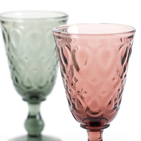 赤ワインが引き立つパープルカラー