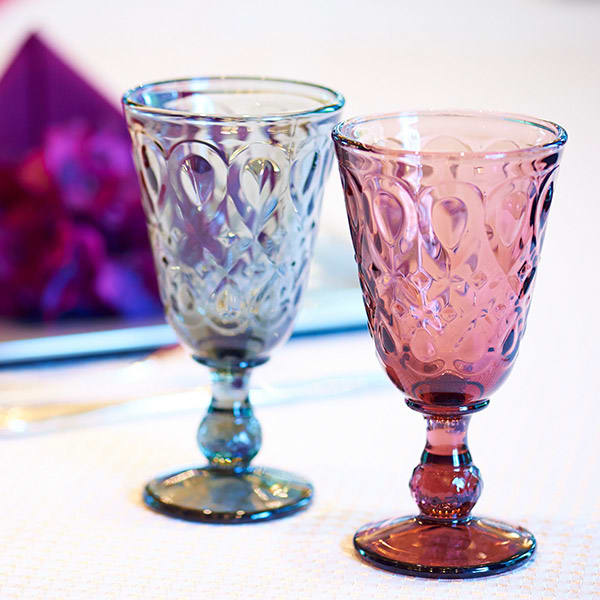 赤ワインが引き立つパープルカラー