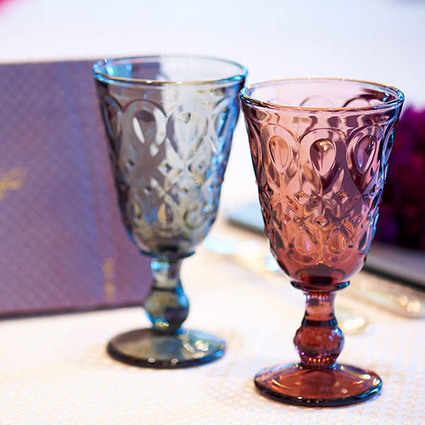 赤ワインが引き立つパープルカラー