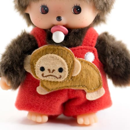 おさるさんのお面をあたまにつけて