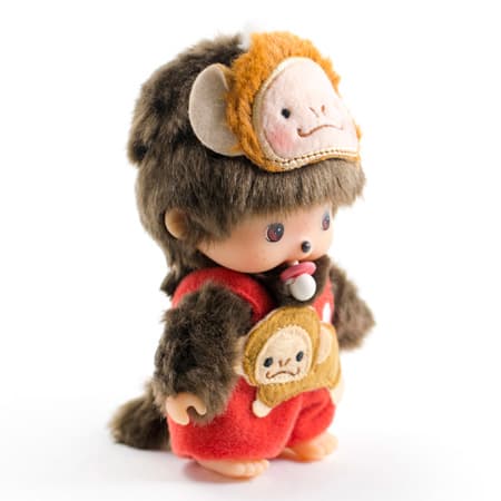 おさるさんのお面をあたまにつけて