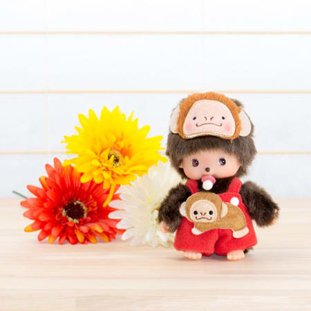 おさるさんのお面をあたまにつけて