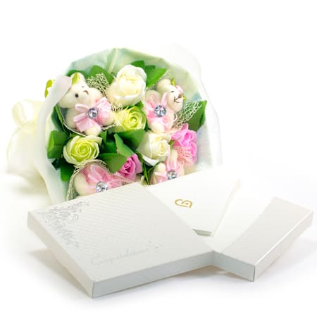 ちっちゃなくまのマスコットが花束になっています。