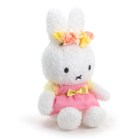 耳に飾った花飾りがかわいらしいです