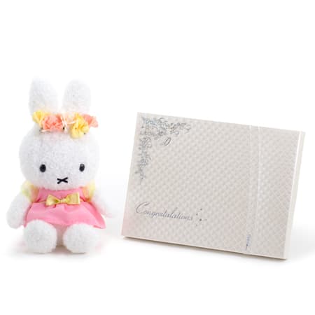 耳に飾った花飾りがかわいらしいです