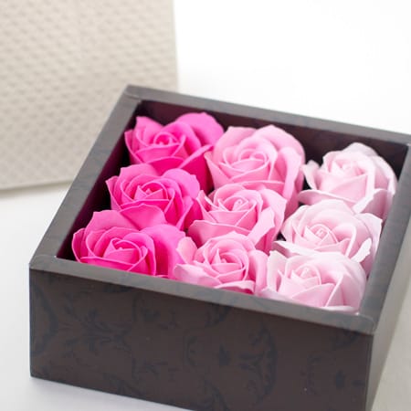 ベビーピンクからフューシャピンクへ鮮やかに移り変わる