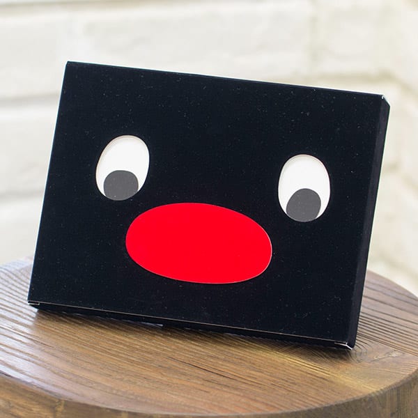 目が動く構造になっています