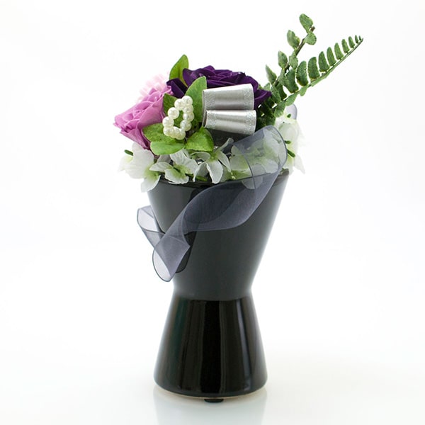 黒の落ち着いた佇まいの花器