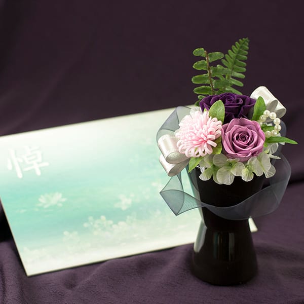 黒の落ち着いた佇まいの花器