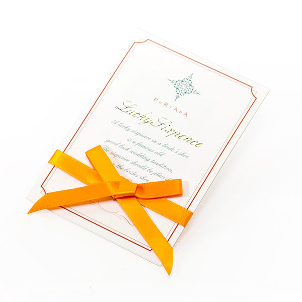 オレンジのリボンつきのカードタイプパッケージ