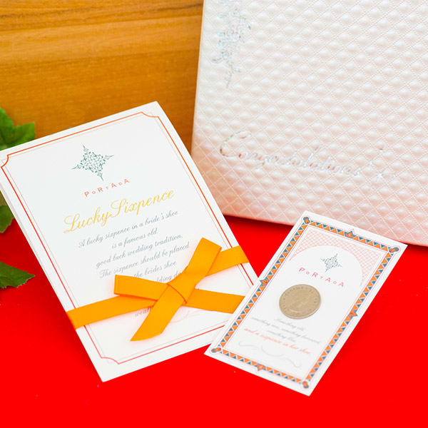 オレンジのリボンつきのカードタイプパッケージ