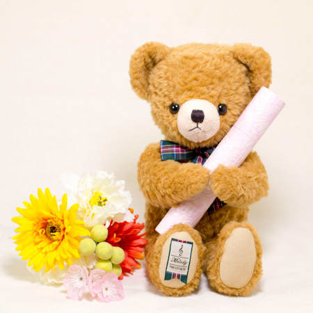 丸筒電報をしっかり抱えたくまのメロディ