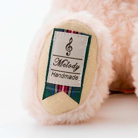 丸筒電報をしっかり抱えたくまのメロディ