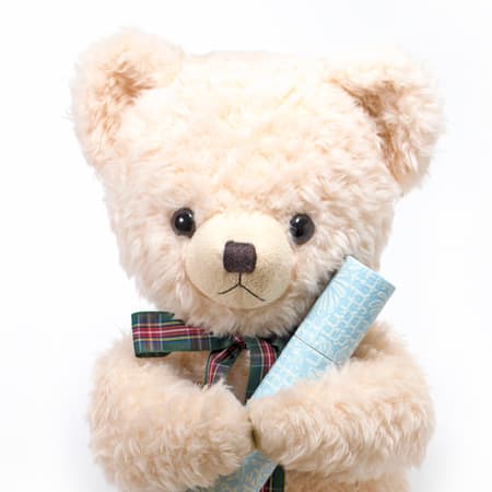 丸筒電報をしっかり抱えたくまのメロディ