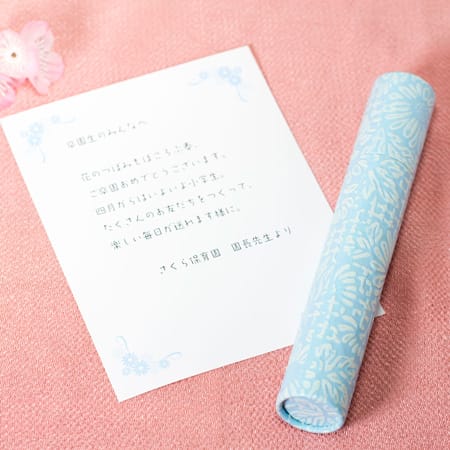 丸筒電報をしっかり抱えたくまのメロディ