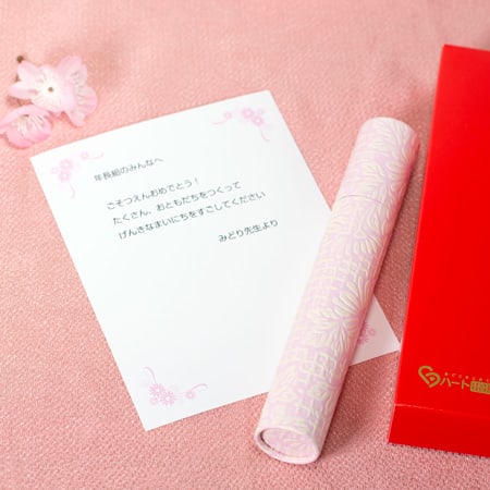 丸筒電報 パステルピンクと赤い筒箱