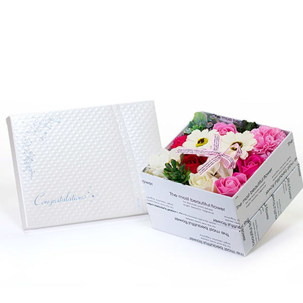 ホワイトとピンク系にまとめられたフラワーフレグランス