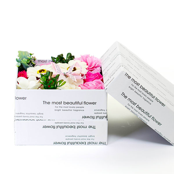 ホワイトとピンク系にまとめられたフラワーフレグランス