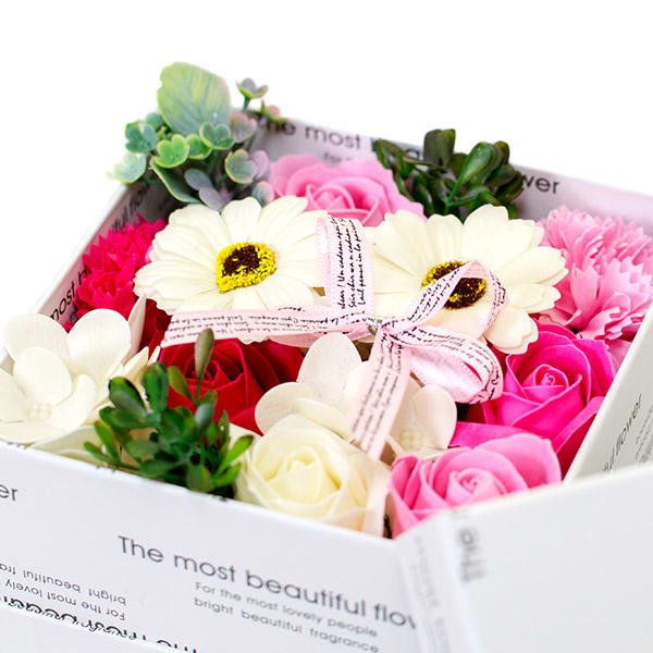 ホワイトとピンク系にまとめられたフラワーフレグランス